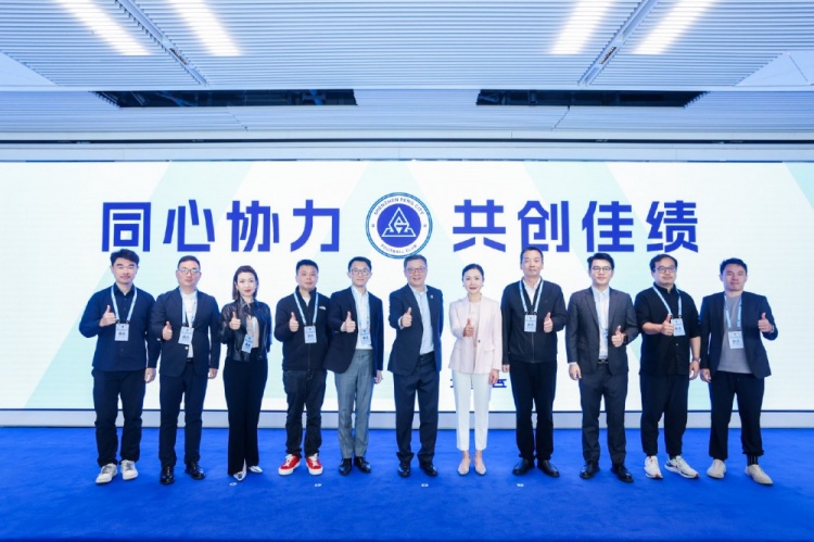 足球報(bào)：10家企業(yè)捧場(chǎng)新賽季出征儀式，深圳新鵬城進(jìn)一步做強(qiáng)做優(yōu)