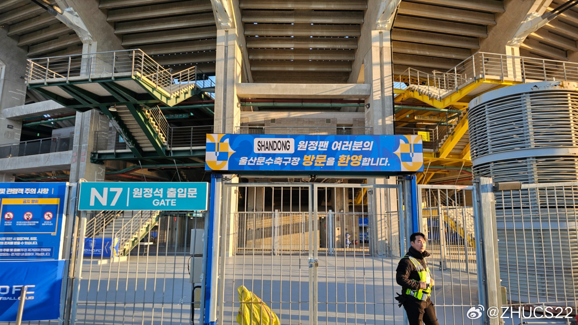 博主：蔚山現(xiàn)場工作人員、轉播車、安保在準備撤場，場外一片安靜